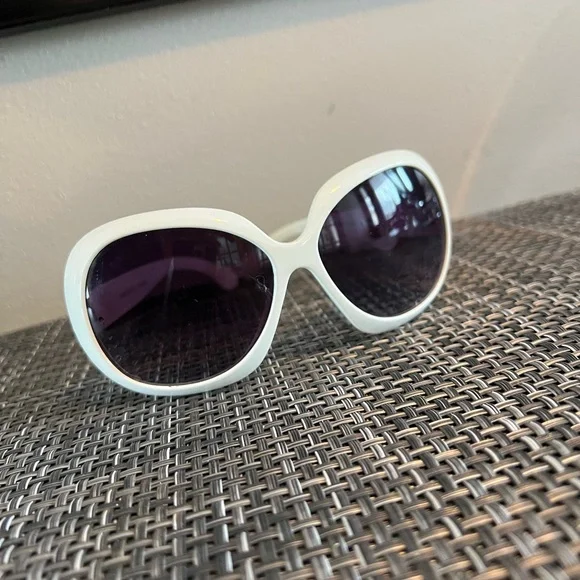 Bundle of Sunglasses - Picture 4 of 6